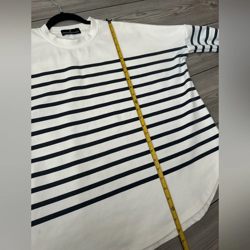 Tuckernuck Pomander Place Striped
Evie Swing Sweatshirt - One Size - Picture 14 of 15